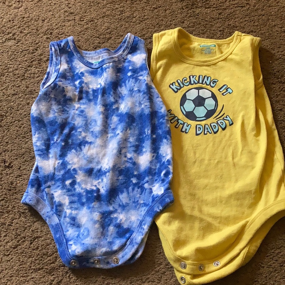 2 onesies.